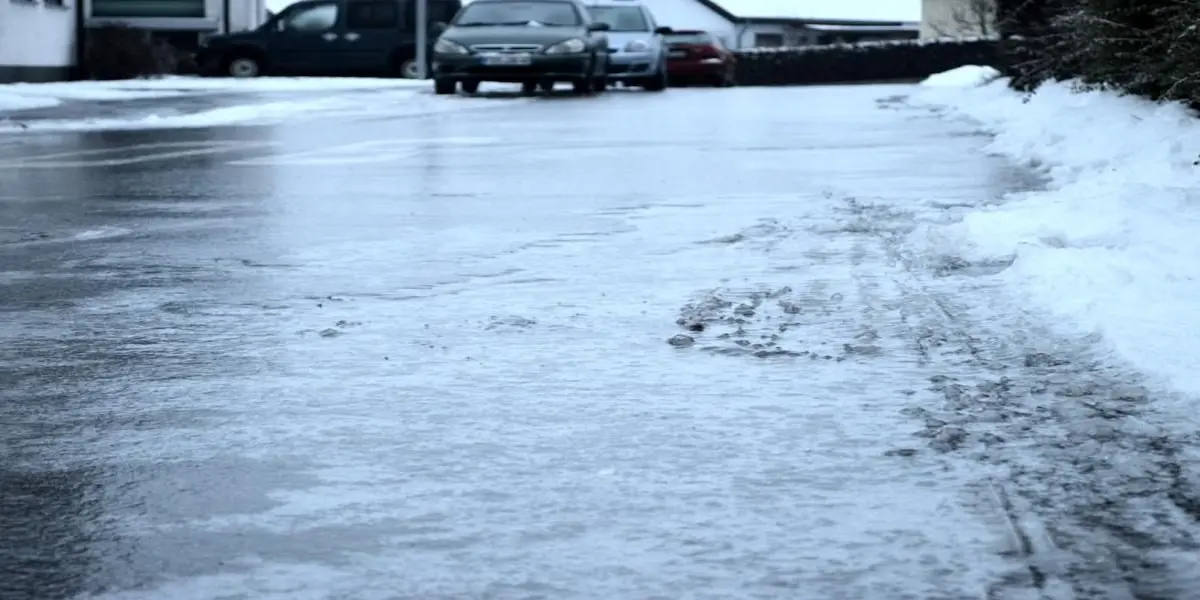 Diagram comparing car stopping distances on dry roads versus icy roads