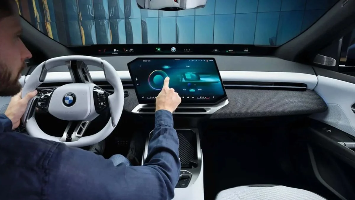 BMW X5 Panoramic Vision display across dashboard