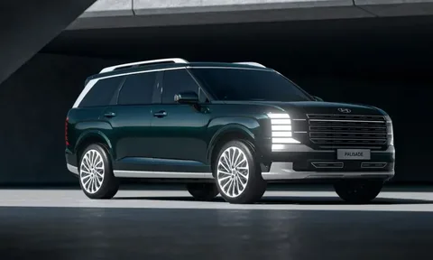 A dark green Hyundai Palisade SUV parked in a modern, shadowy setting.